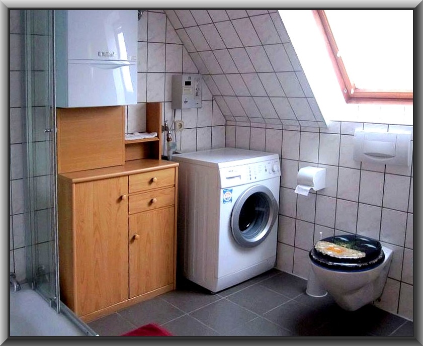 Ferienhaus Cuxhaven - das Bad mit Waschmaschine