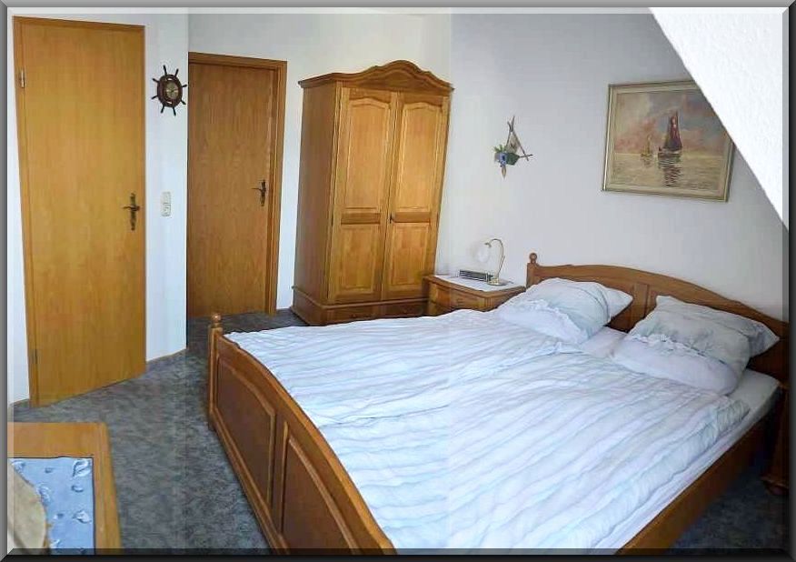 Ferienhaus-Cuxhaven - Schlafraum mit Doppelbett